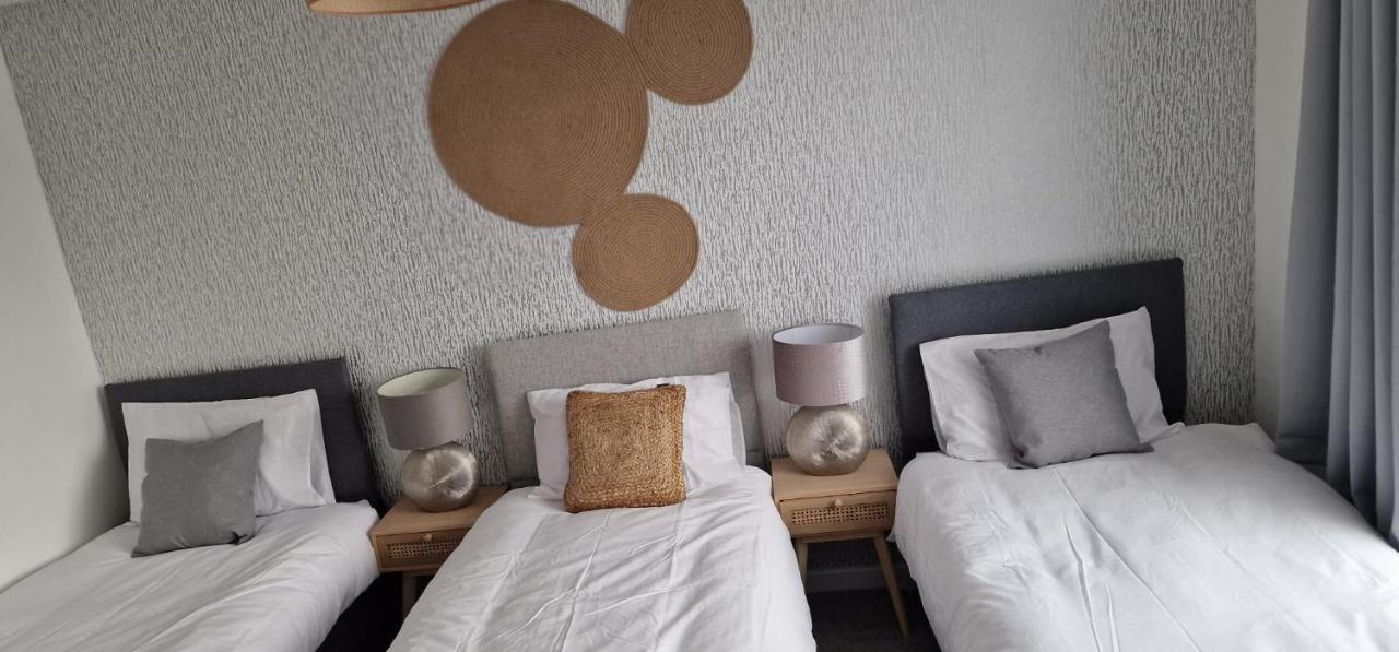 Shm Stays Leicester. Newly Renovated!! 15 Min Drive From City Centre, University. 9 Min Drive To Leicester City Stadium, 5 Min Drive To M1 & M69. 2 Min Walk To Bus Stop. Esterno foto
